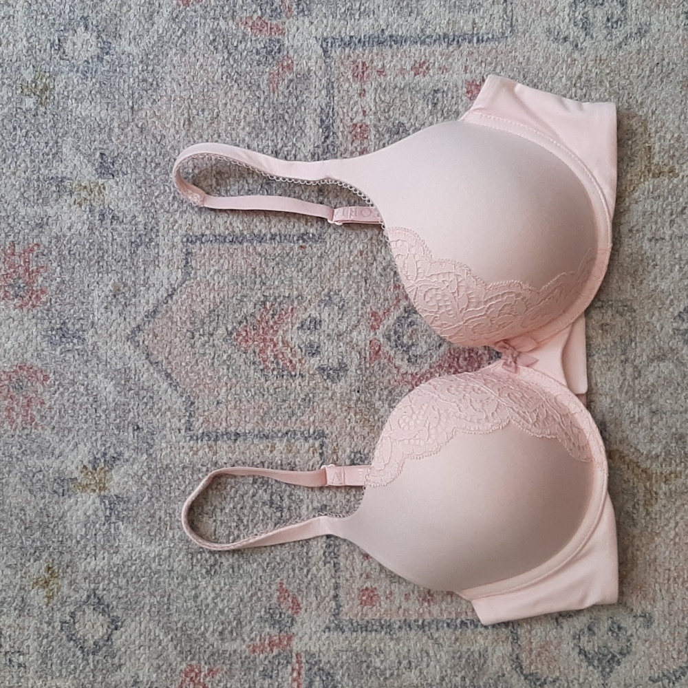 Light pink Body by Victoria size 34D Victoria's secret bra
